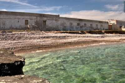 Giovinazzo, la costa sud: dove teatri, marmerie e ristoranti sono abbandonati sul mare